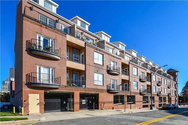 Foto del edificio - Downtown City Living Spacious 1 bedroom 1 bathroom in the heart of Greensboro