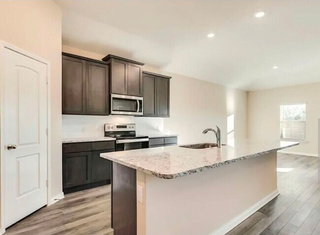 Foto del edificio - 2304 Dahlia Way