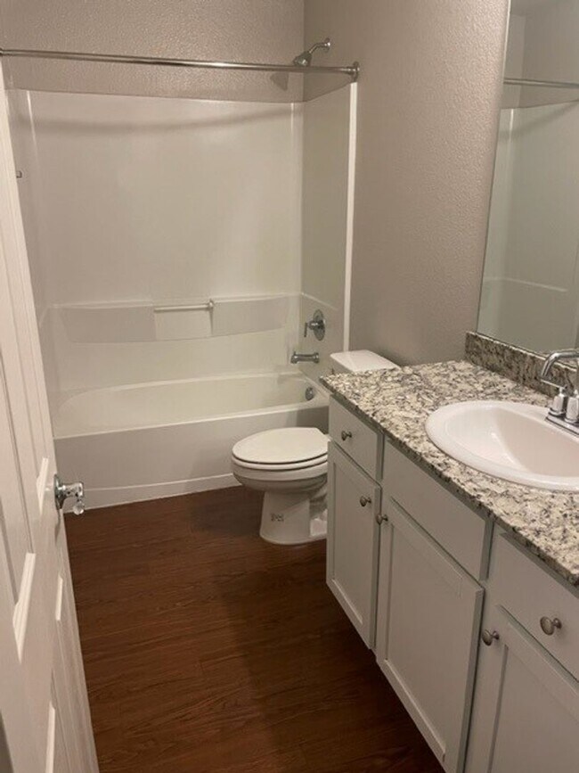 Foto del edificio - 3020 Creekside Ln