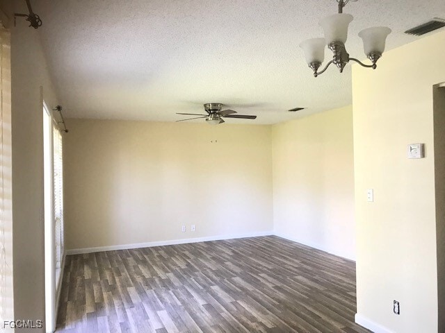 Foto del edificio - 5837 Queen Elizabeth Way