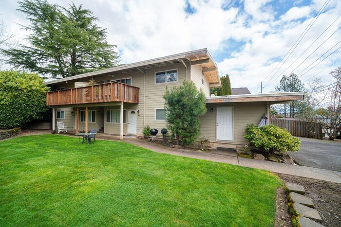 Foto principal - Charming First-Floor Mid-Century Apartment...