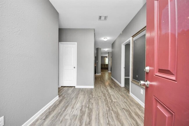 Building Photo - 2011 Halyard Dr