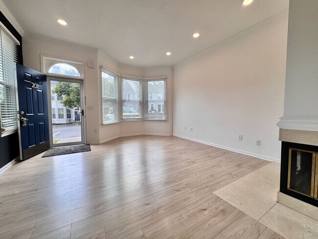Building Photo - Updated 2 Bedroom Townhome Close to Vandy ...