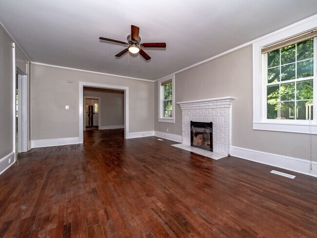 Foto del edificio - Oversized Renovated Downtown Cottage