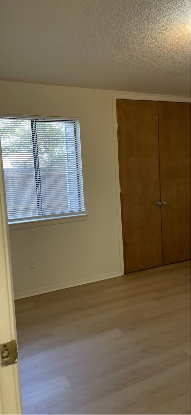 Foto del edificio - 401 Shadow Oaks Dr