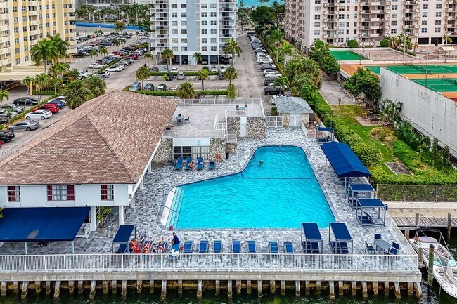 Building Photo - 1833 S Ocean Dr