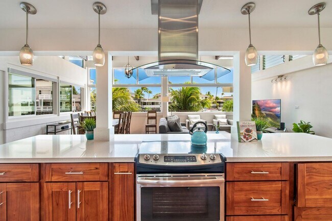 Building Photo - BRAND NEW to the market with NEW JACUZZI! Marina Front 3br/2ba