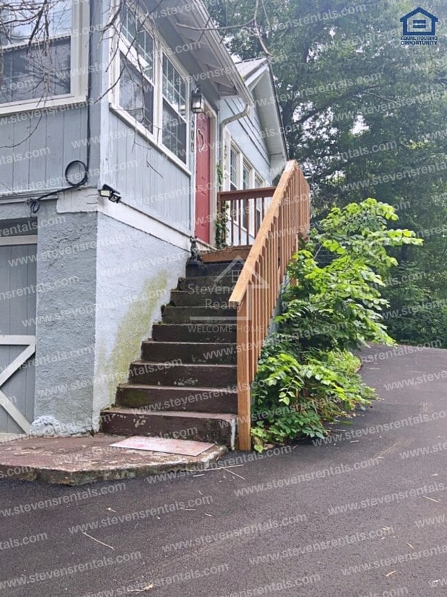 Building Photo - 300 Dahlia Dr