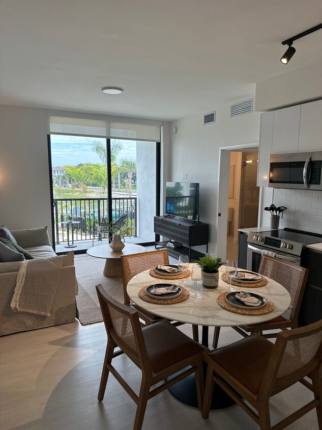 Foto principal - 20540 NW 17th Ave