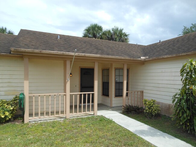 Building Photo - 3 BEDROOM, 2 BATH CANAL FRONT HOME CONVENI...