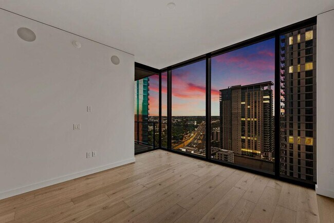 Building Photo - 610 Davis St