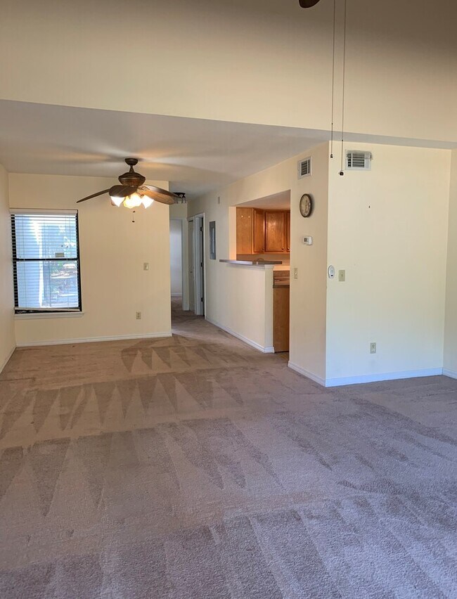 Foto del edificio - Awesome 2 bedroom 2 bath, WILL ACCEPT HOUS...