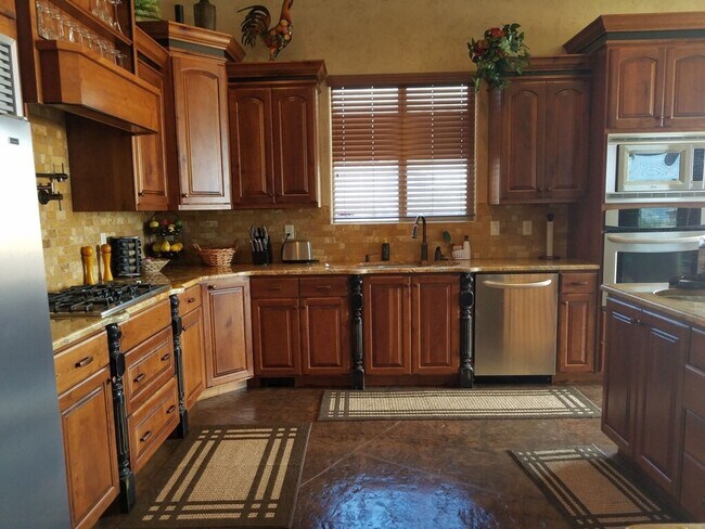 Foto del edificio - Beautiful Corner Lot! FULLY FURNISHED! Available Now!!