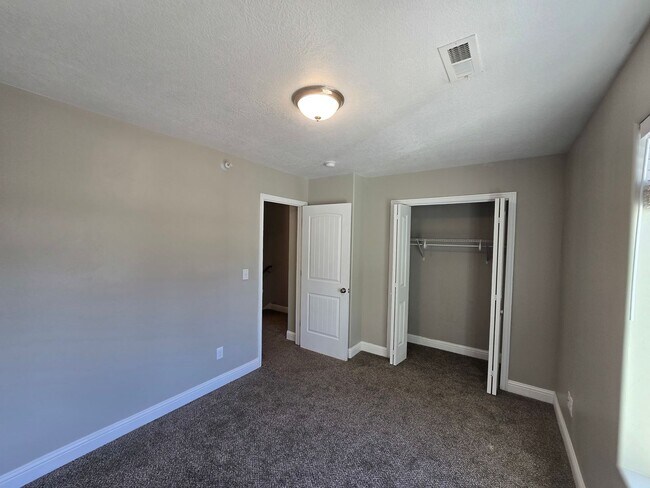 Foto del edificio - Pet Friendly 3 bedroom townhouse