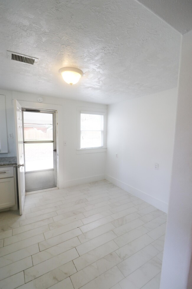 Building Photo - 514 N Rock Island St