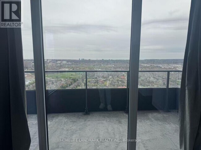 Photo du bâtiment - 448 Burnhamthorpe Rd W