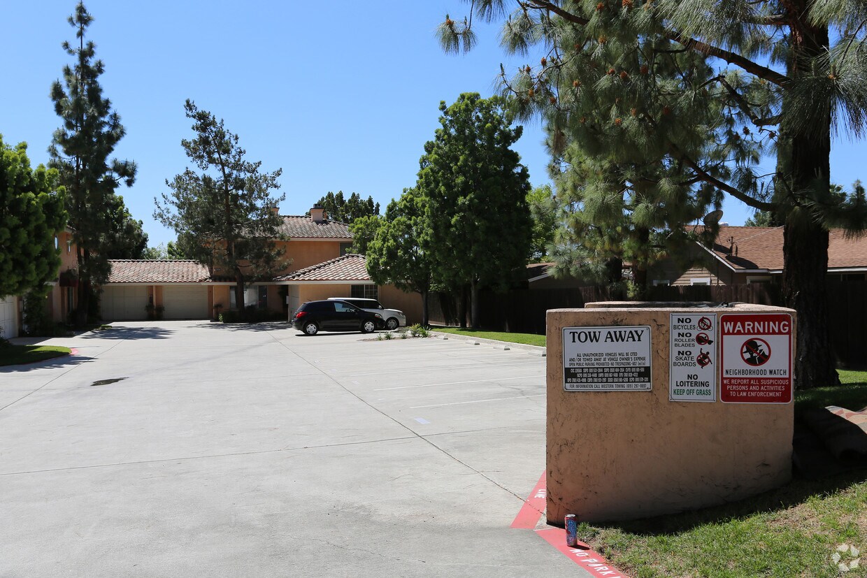 Building Photo - 1265 Persimmon Ave