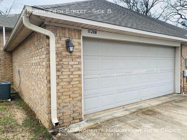 Building Photo - 3/2 Duplex in Van Buren - Great Location!