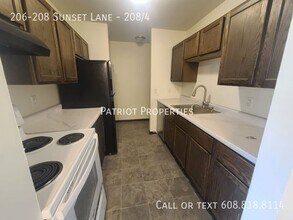 Building Photo - 206-208 Sunset Ln