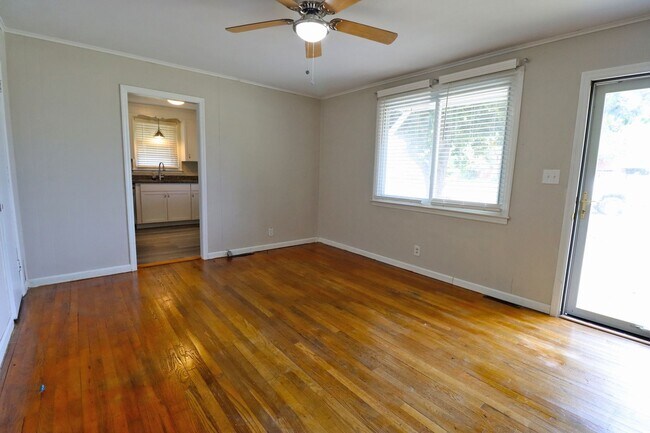 Building Photo - 3 bedroom/1bath house in Rosewood