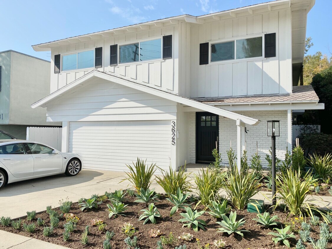 Foto principal - 3625 McLaughlin Ave