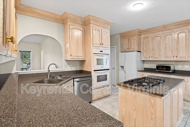 Building Photo - 15470 Turner Dr