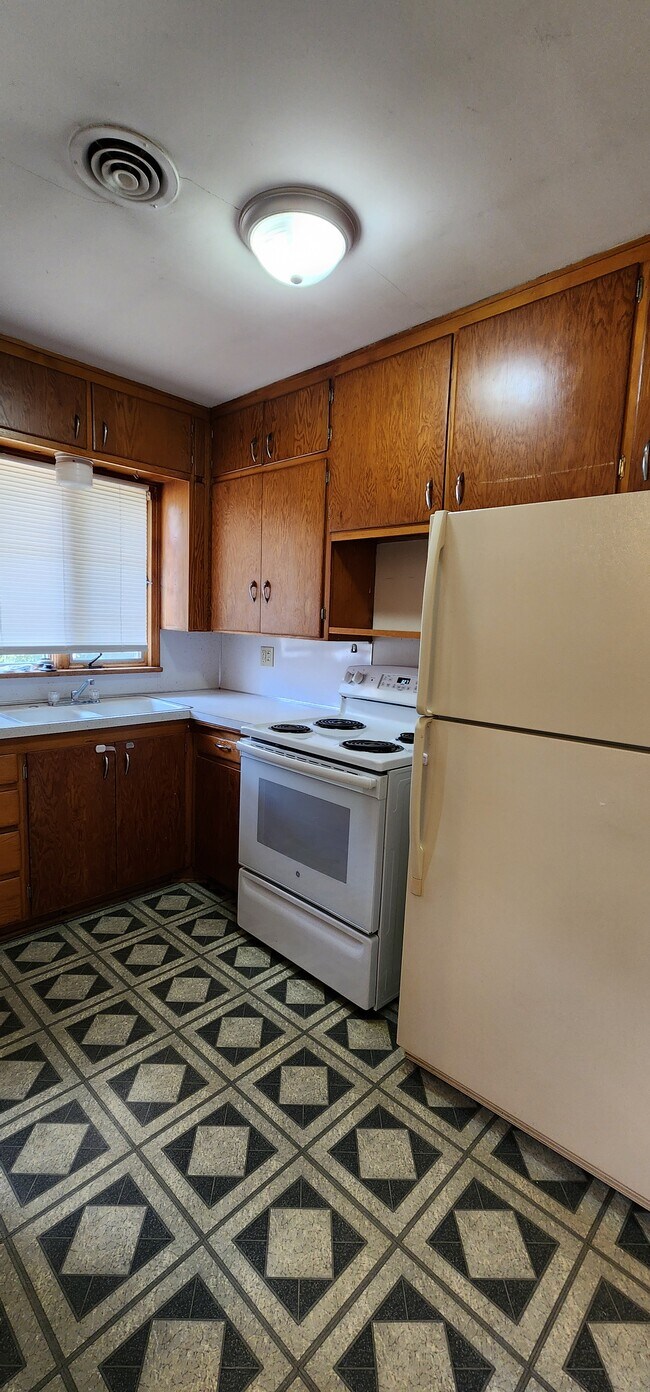 Kitchen - 807 East Ave S