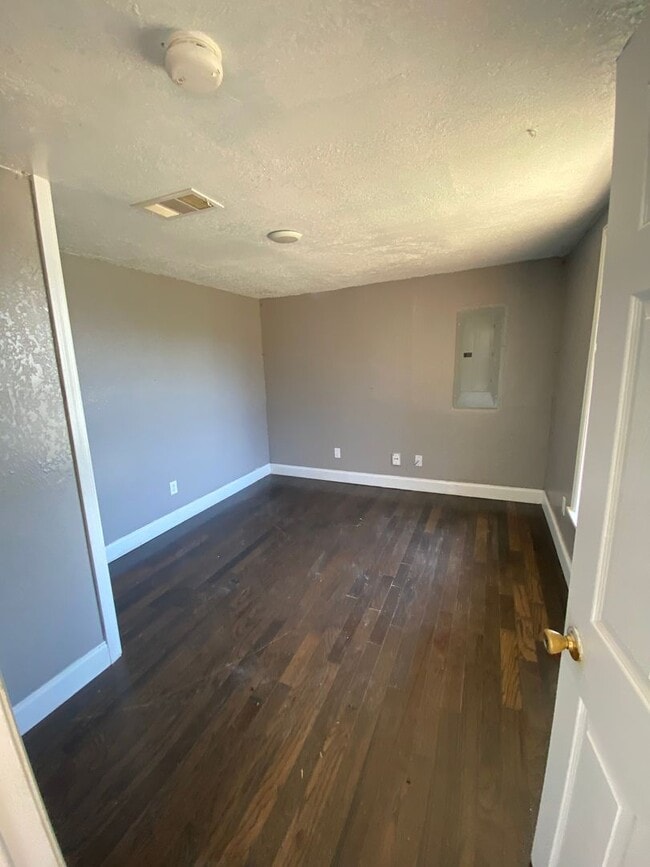 Building Photo - 3 BEDROOM 1 BATH HOUSE