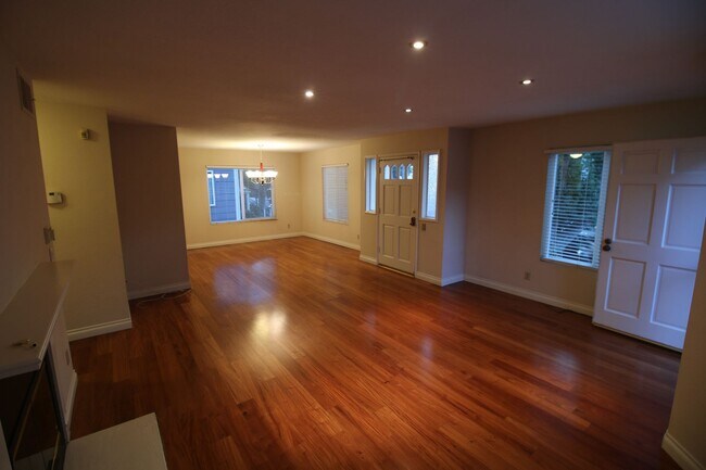 Foto del edificio - Refurbished Cape Cod Townhome – 2 Master B...