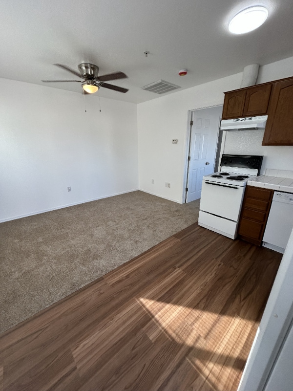 Building Photo - 1584 E Courtney Pl