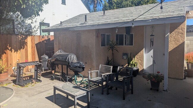 Building Photo - 3175 Silver Lake Blvd