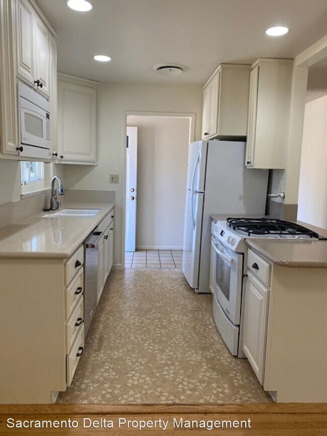 Foto del edificio - 2 br, 2 bath House - 204 Zola Ave