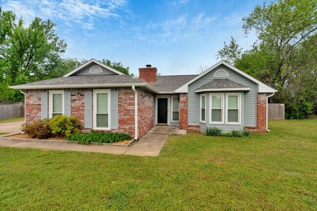Foto del edificio - Beatifully Updated East Fay Home! Must See!