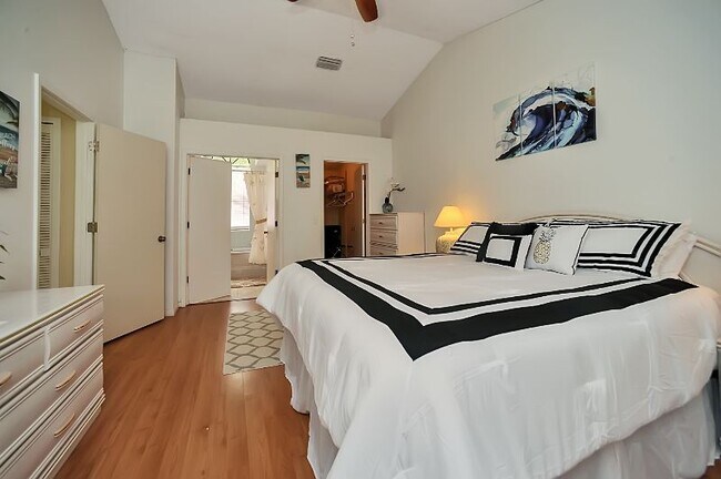 Master Bedroom - 1040 Lamplighter Dr NW