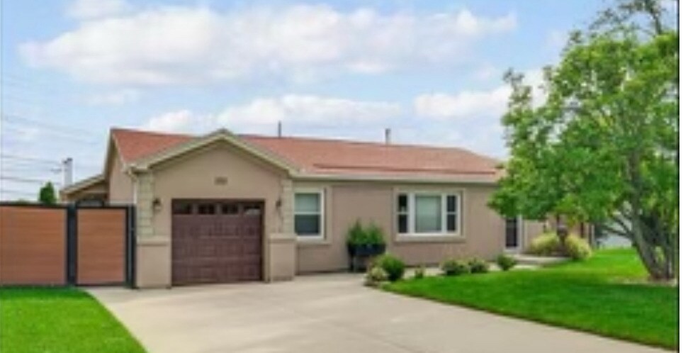 Primary Photo - 232 E Berkley Ln