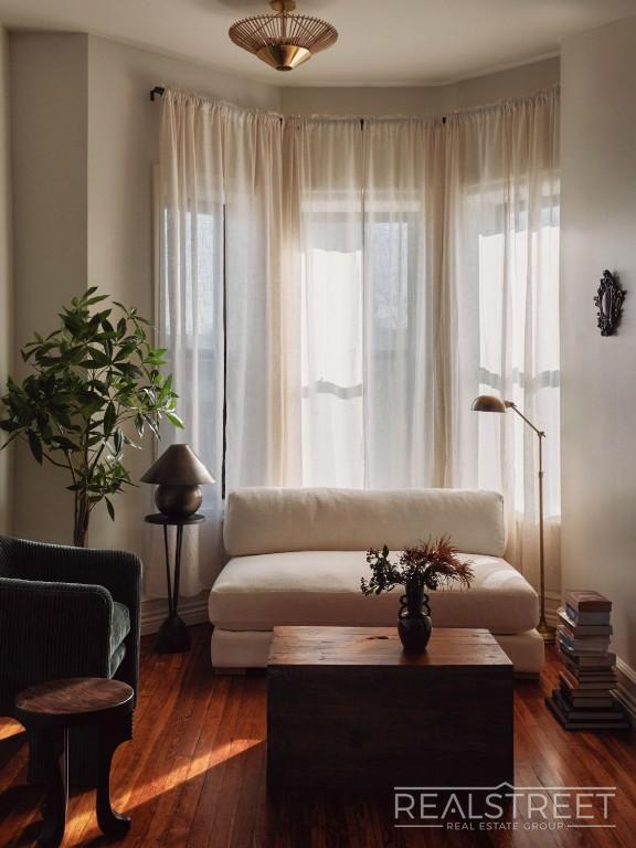 Foto del edificio - Refined Top-Floor 3-Bed Home in a Restored...