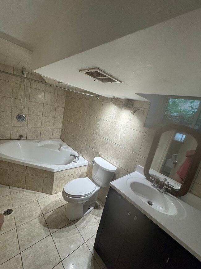 bathroom - 135 Leyton Av