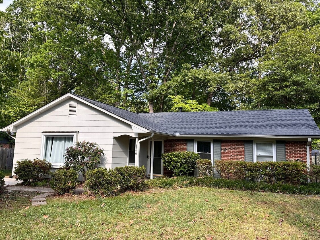 Charming 3 bed 2 bath ranch with fenced yard available 6/5/2026! - Charming 3 bed 2 bath ranch with fenced yard  available 6/5/2026!