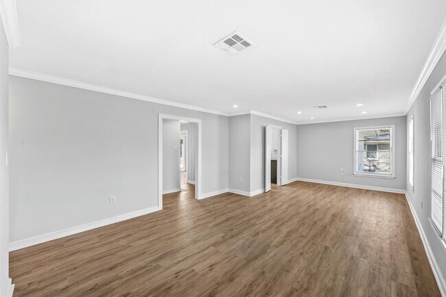 Building Photo - 2416 Lake Air Dr