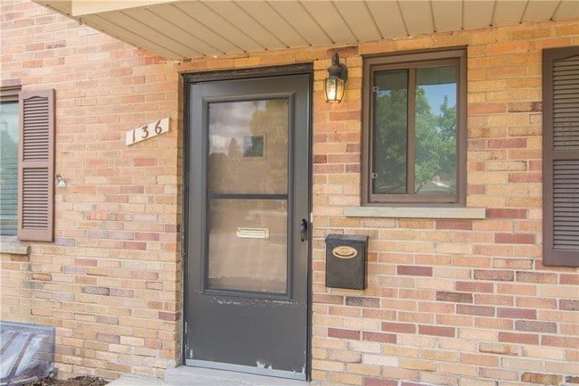Building Photo - 136 E Hickory Grove Rd
