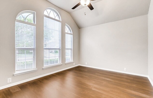 Foto del edificio - 4-BEDROOM HOME IN LAKESIDE