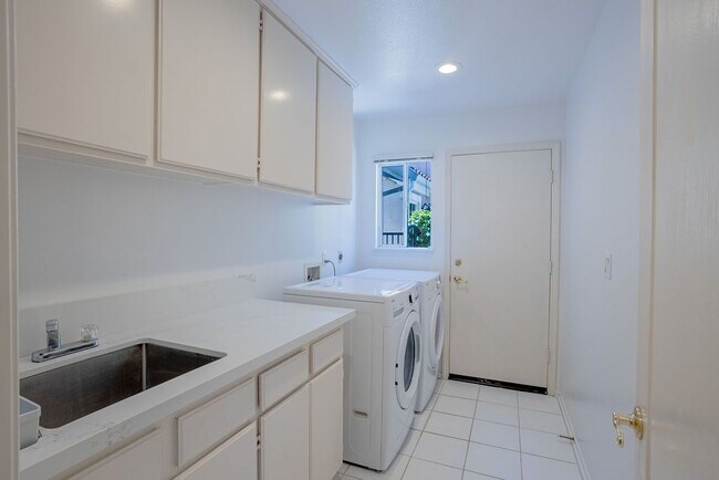 Foto del edificio - 1651 Fox Springs Cir