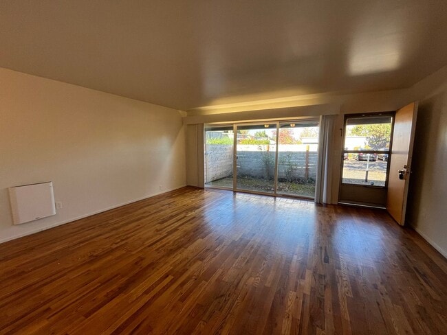 Building Photo - Large 2 BR 1 BA. Tabor/Montavilla!