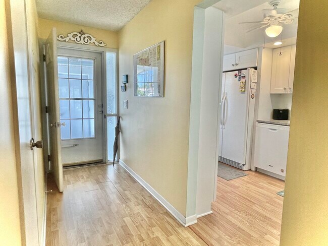 Building Photo - 270 Queens Ct