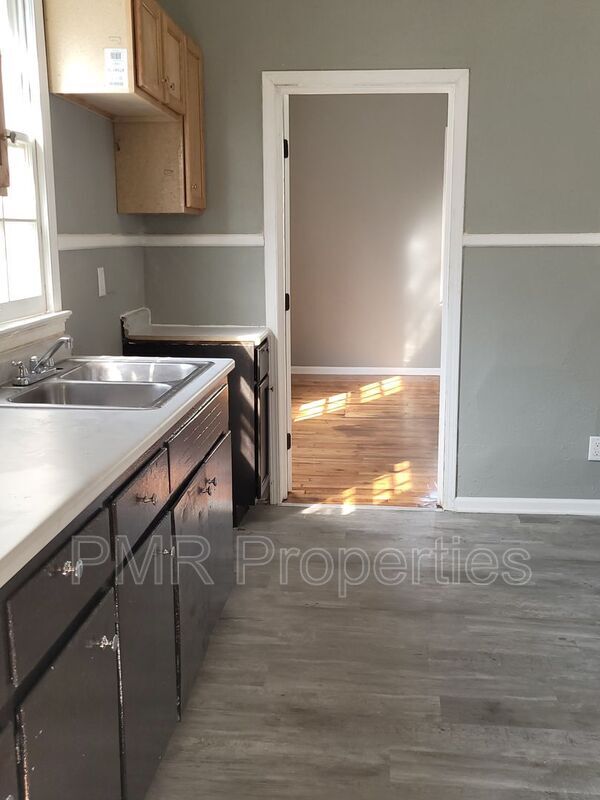 Building Photo - 922 S 16th St