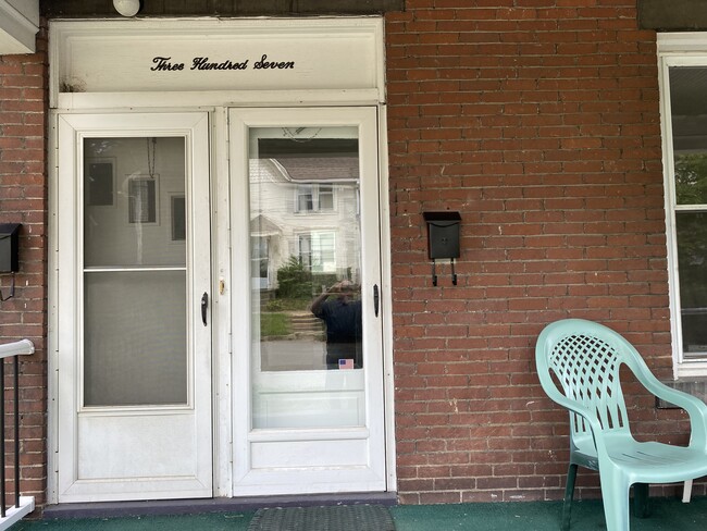 Building Photo - 307 Spruce St