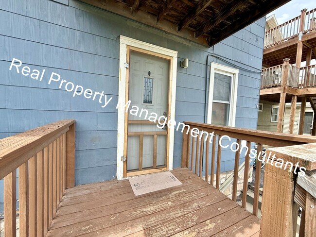 Foto del edificio - 2 Bed 1 bath lower- level apartment in North Kansas City!