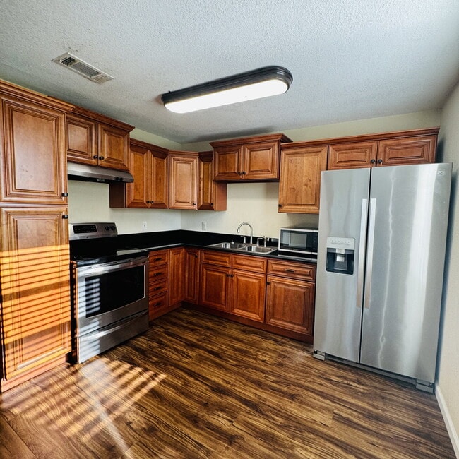 Foto del edificio - Now Leasing: Your 3 Bedroom | 2 Bathroom Country Retreat in the Heart of the City!