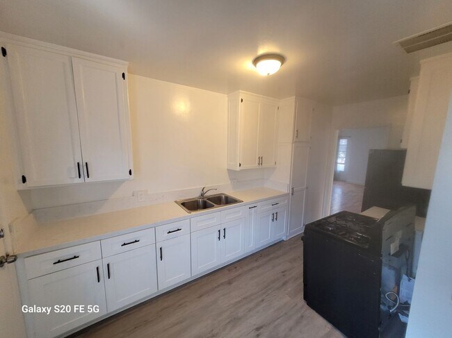 Building Photo - 4163 Somerset Dr