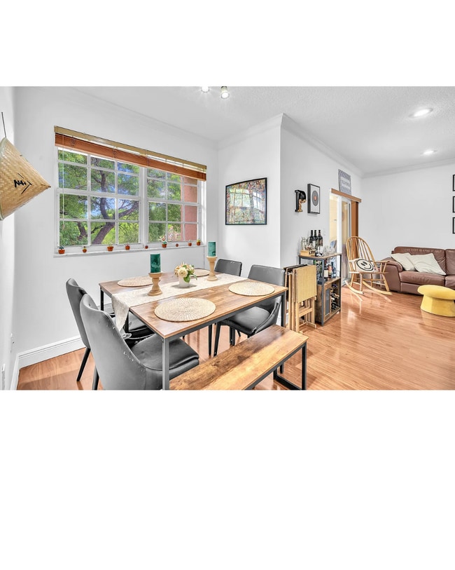 Dining area - 11650 SW 2nd St